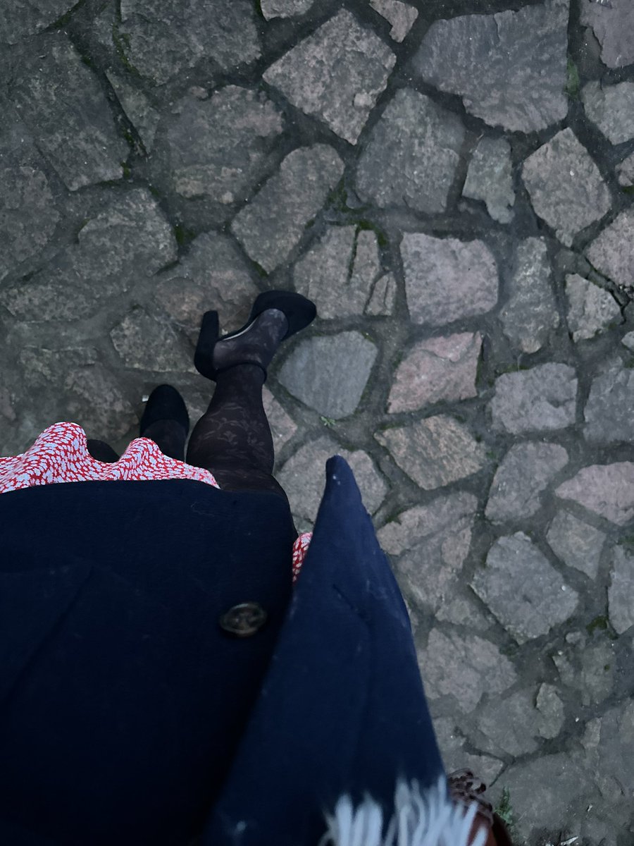 En allant à la boulangerie ce matin, Sissy Aurélie a été surprise avec un collant opaque à motif non conforme. Sous prétexte qu’elle avait froid. 
Beaucoup trop de manquements à la féminité en deux jours. Sissy Aurélie ne sera pas dispo aujourd’hui car punie. 
Maîtresse 
#sissy