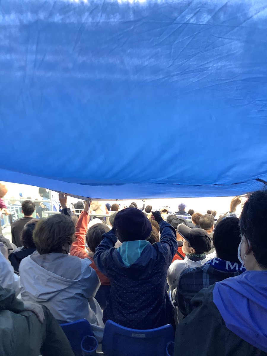 machidaguide's tweet photo. 上から降りてくるビッグフラッグも体験して、いよいよキックオフ。スタジアムグルメ含めここから皆さん各自楽しんでいただいて（勝ちを見届けて）今日のツアーは終了です。皆さんで最後まで登城できてよかったです。ご参加の皆さんありがとうございました！　#町田幸福街道　#FC町田ゼルビア 
#町田 https://t.co/BuvNg0r8O7