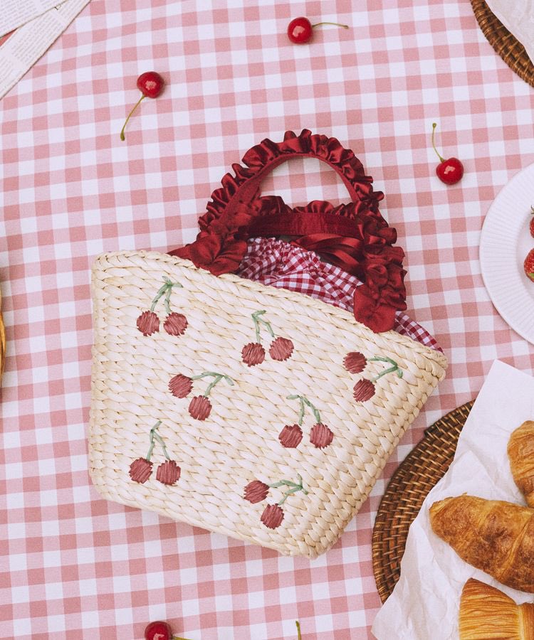 チェリー刺繍かごバッグ🍒／ チェリー刺繍とギンガムチェックの内装が