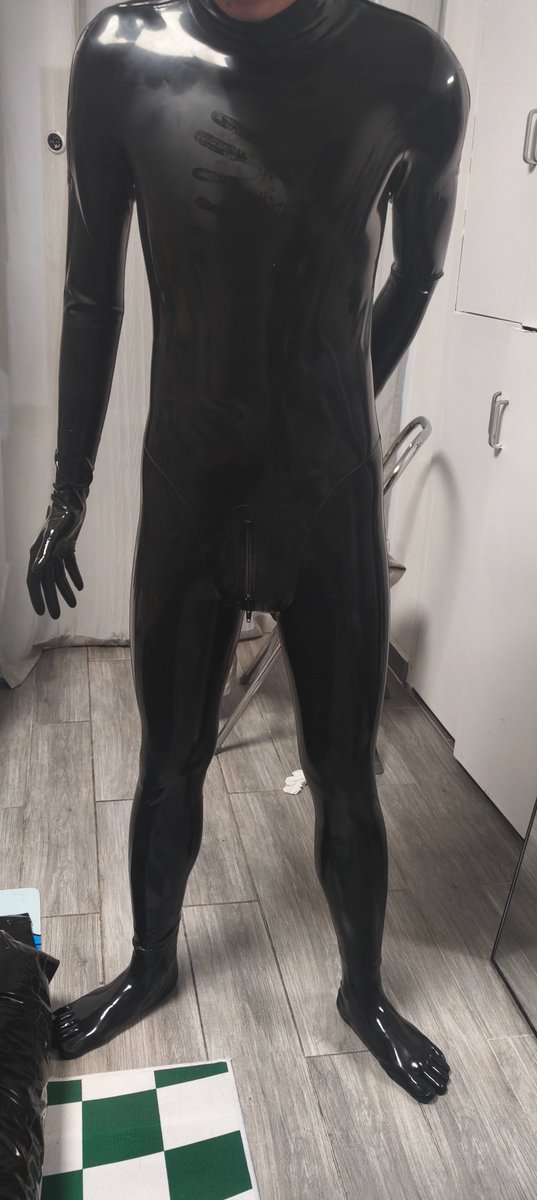 ftactures's tweet photo. 干这行的都不容易，要遭受亲朋好友的白眼，要提防兄弟的嫉妒，要讨好妈妈桑，还要满足客人的奇怪需求，刚开始我也经常会忘了收钱，经常被妈妈桑骂，可我已经成长了，我学会了苦中作乐，我学会了享受客人的榨干，但每当我想起曾经也憧憬过纯眞的爱情，也还是会苦笑着落泪 https://t.co/enxvsXzCeP