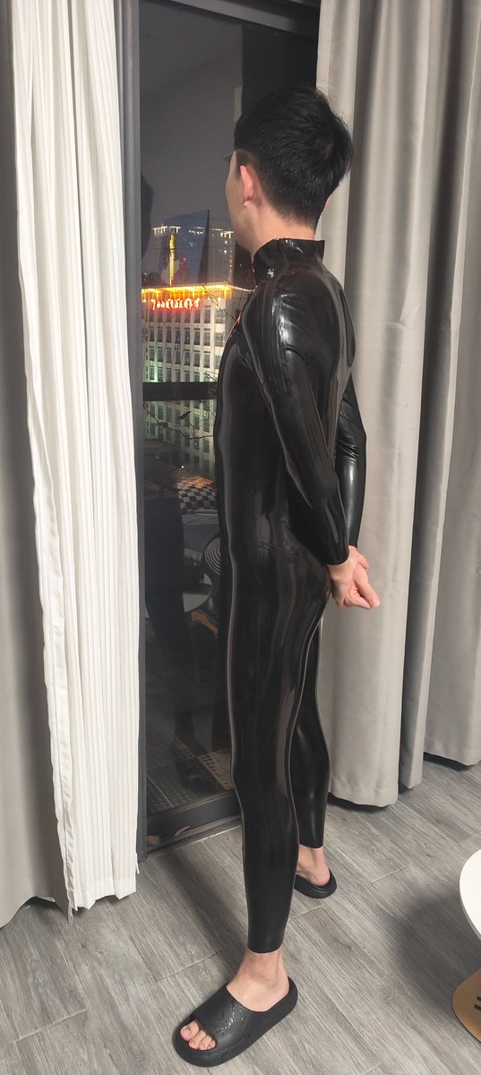 ftactures's tweet photo. 干这行的都不容易，要遭受亲朋好友的白眼，要提防兄弟的嫉妒，要讨好妈妈桑，还要满足客人的奇怪需求，刚开始我也经常会忘了收钱，经常被妈妈桑骂，可我已经成长了，我学会了苦中作乐，我学会了享受客人的榨干，但每当我想起曾经也憧憬过纯眞的爱情，也还是会苦笑着落泪 https://t.co/enxvsXzCeP