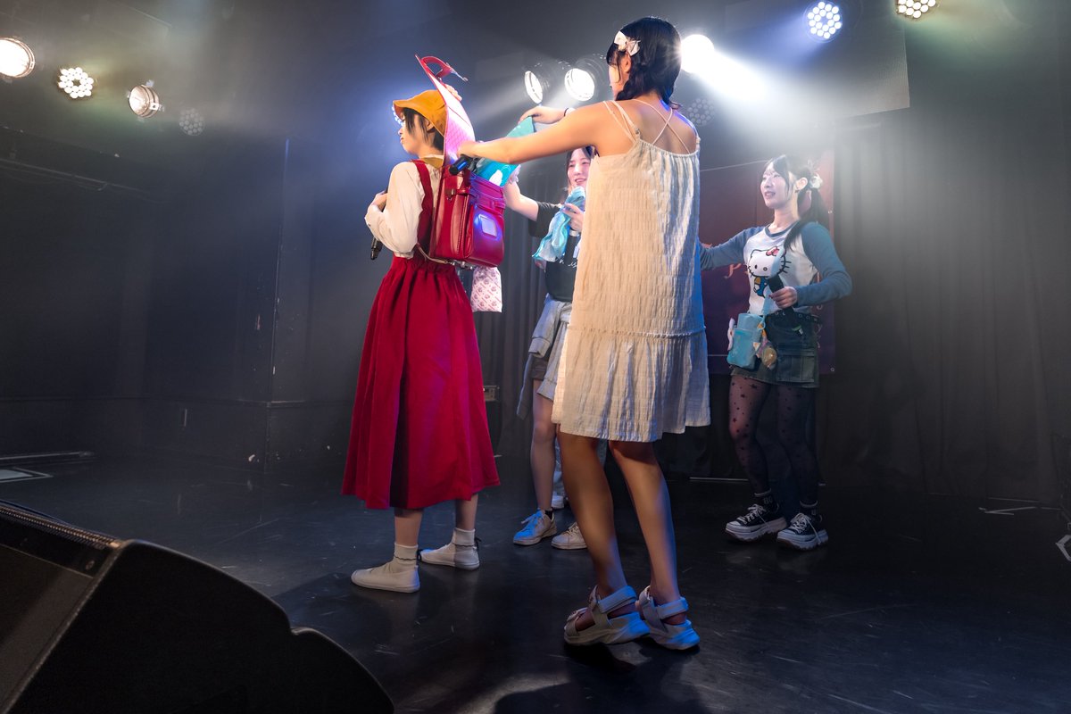 2026.5.5  @青山RizM
『ルルネージュシアター 〜こどもの日公演〜』

ランドセルからタオルを取り出す演出、創意工夫よかった🎒

ルルネージュ
清水梨紗(<a href="/rurune_risa/">清水 梨紗(ルルネージュ)2026/5/18ワンマンライブ「melody」@Zepp新宿</a>)
森宮藍(<a href="/rurune_ai/">森宮 藍（ルルネージュ) 2026/5/18(月)ワンマンライブ『melody』@zepp新宿</a> )
汐月柚(<a href="/rurune_yuzu/">汐月 柚（ルルネージュ）5/18ワンマンライブ@zepp新宿</a>)
渚一夏(<a href="/rurune_ichika/">渚 一夏（ルルネージュ） 5/18 ワンマンライブ@Zepp shinjyuku</a>)
藤永めぐみ(<a href="/rurune_megumi/">藤永 めぐみ(ルルネージュ)5/18ワンマンライブ@Zepp新宿</a>)

#ルル撮
#ルルネージュ
#アイドル