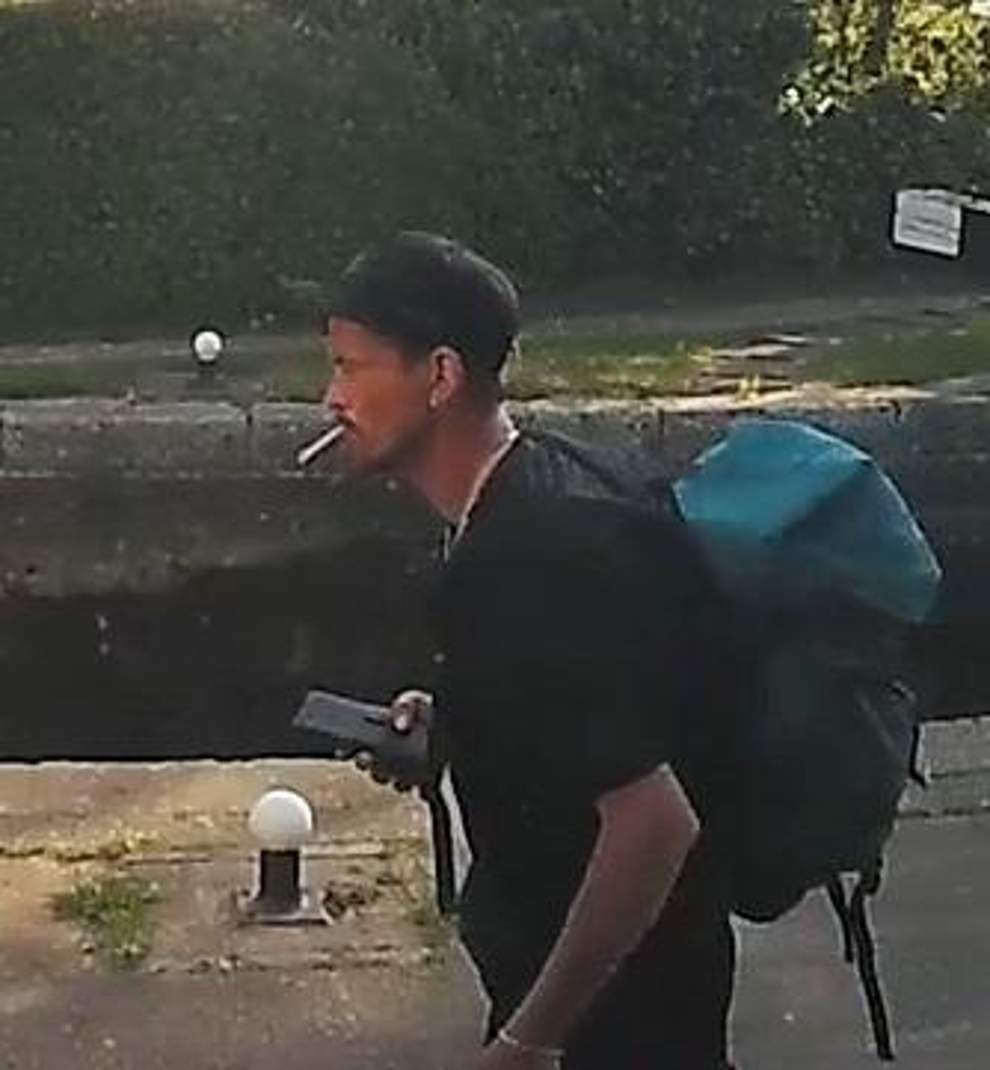 A doorstep theft has been reported in Tring and Hertfordshire Constabulary has released CCTV images linked to its investigation.
Police officers were told that shopping items were taken from outside a home in Cow Roast in Tring.

A spokesperson for the police force added: