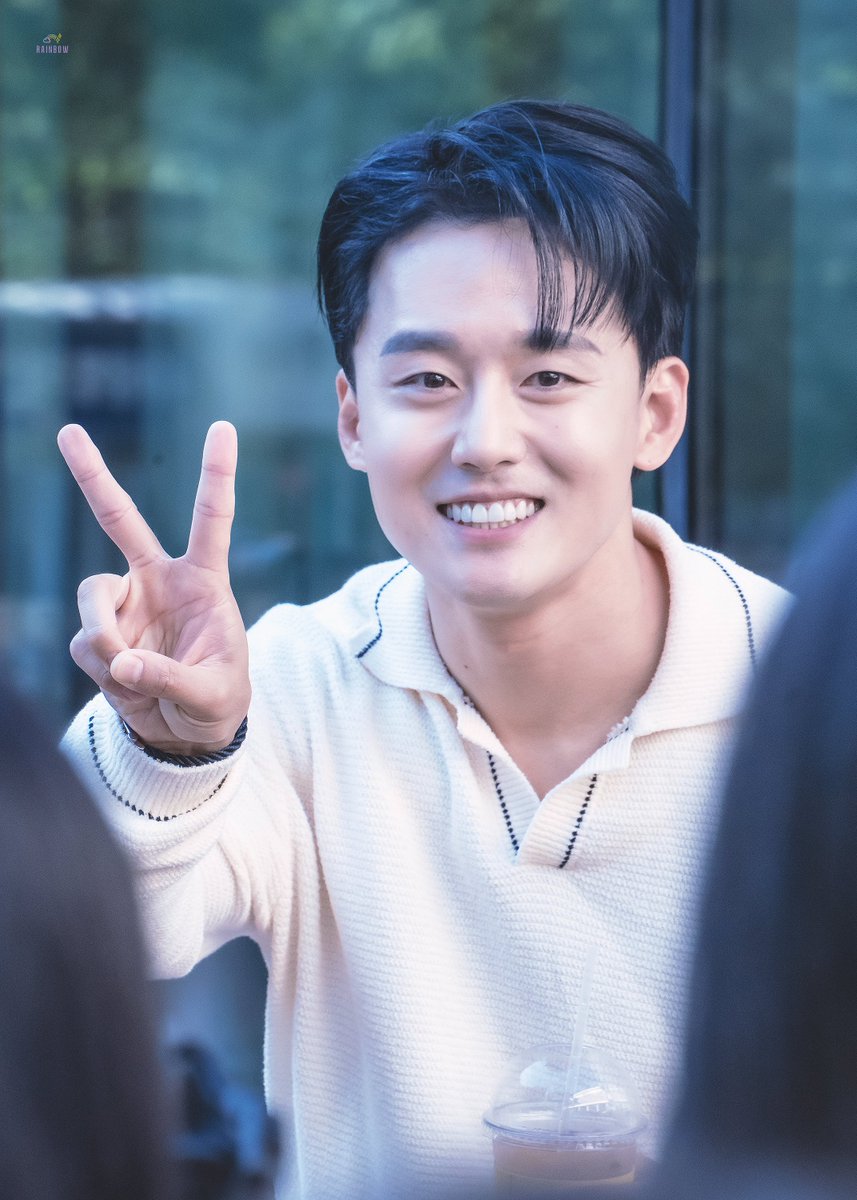 rung__pic's tweet photo. 260505 디즈니 인 콘서트 퇴근길

이종석 배우님

#이종석 ✌️ https://t.co/ODONxjYEzX