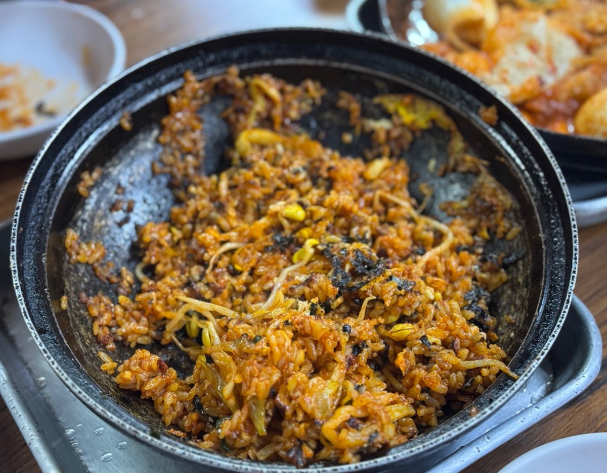 gobonnge's tweet photo. 서울 잠실 / 뽀빠이분식 / 👍👍👍

- 떡쫄라(떡+쫄면+라면) 7,000원
- 뽀빠이 볶음밥 8,000원

개인적으로 볶음밥이 제일 맛있어여.
볶음밥 먹으러 간다고 해도 과언이 아닐 정도. https://t.co/gP2EgET54o