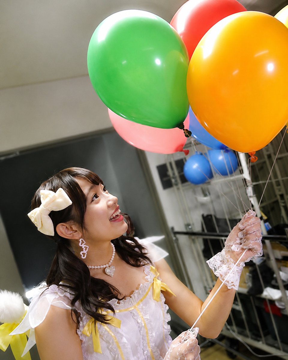 another_fluffy's tweet photo. 昭和の歌番組では、風船いっぱいのセットを用意することが多かったけど、番組が終わって撤収の際に、「風船大好きなんです、持って帰っていいですか？」ってお願いするアイドル、きっといたよね。持って帰る姿を想像したらときめきが止まらない。 https://t.co/NE1c9kixDM