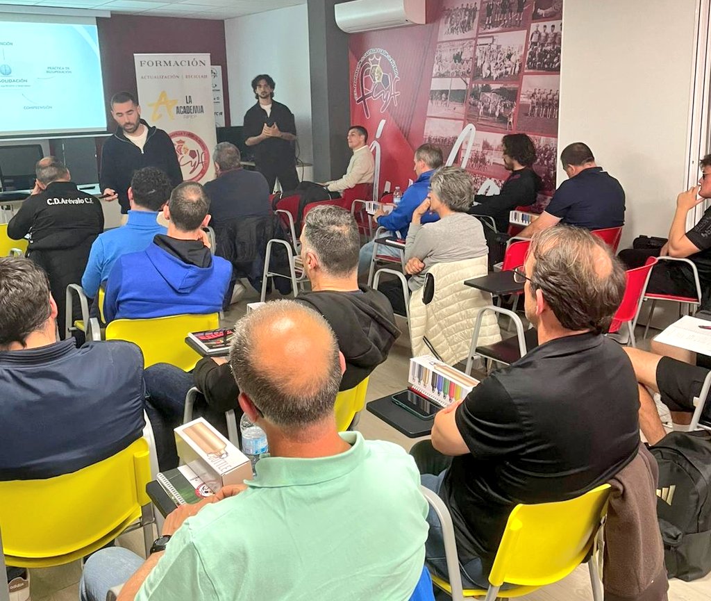 FCyLF's tweet photo. ENTRENADORES / @FCyLF 

📸 Los entrenadores abulenses completan la formación @AcademiaRFEF de certificación @UEFA @rfef con las ponencias de Aitor Martínez @RealAvilaCF @aitorgarciamore y @Puma1945 

Hoy, actualización en #Segovia 📝 Consulta tu provincia 

ℹ️ https://t.co/wryAngqCB7
