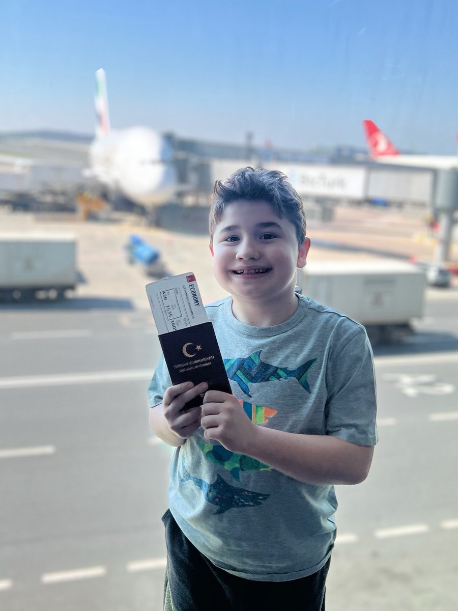 dmdbilgekagan's tweet photo. “Merhaba,ben Bilge Kağan. Keşke sizlerle bir oyun parkında, yada başka bir sebepten tanışabilseydik ama bugün sizlere kalbimden geçen çok önemli bir hayal için sesleniyorum. 🤍

Ben DMD kas hastasıyım. Belki adımı duyduğunuzda önündeki bu sıfat dikkatinizi çekecek ama benim asıl hedefim, o sıfatı geride bırakıp özgürce koşabilmek. 

Yurt dışındaki 2.900.000$ olan “Elevidys” isimli hayatımı kurtaracak olan i.lacıma ulaşabilirsem; tekerlekli sandalyeye ihtiyaç duymadan, nefes nefese kalana kadar oyun oynadığım, çocukluğumu doyasıya yaşadığım bir geleceğim olabilir.

Valilik iznimiz çıkar çıkmaz uzun soluklu bir yolculuğa başlıyorum. Bu yol tek başına yürünemeyecek kadar uzun...

Siz değerli büyüklerimden tek bir isteğim var. Bu uzun yolculukta beni yalnız bırakmayın. Ben elimi uzattım, sizin sevginiz ve desteğinizle bu yolu yürümek istiyorum. Benimle yürümeye var mısınız?” ✈️🤍
#dmdbilgekagan #bilgekaganaumutol #DMD #Duchenne #KasErimesi #FarkındalıkŞart #SesOl #DestekZamanı #UmutOl #BirlikteGüçlüyüz 
#İstanbul #Istanbul #İstanbulda #İstanbulBüyükşehir #İBB #İstanbuldaHayat #İstanbulEtkinlik 
#Türkiye #SağlıkHerkesİçin #ToplumsalDestek #Dayanışma #HerkesDuysun #SesimiziDuyun 
#GlobalAwareness #RareDisease #Support #Together #sedatpeker #ahbap #dubai #elevidys