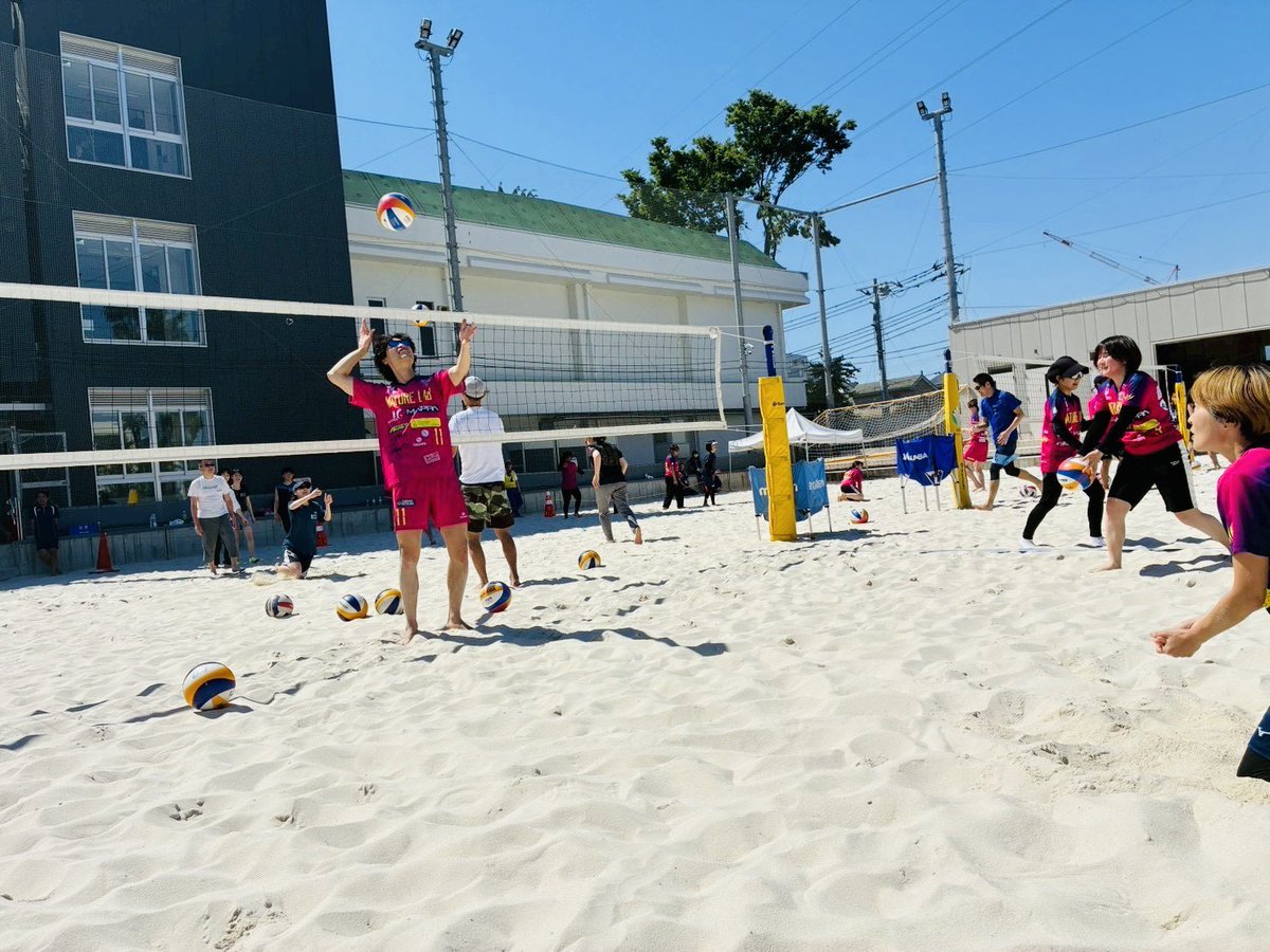 greatbears_vb's tweet photo. 5月5日(火)
🐻永福ビーチバレーイベント☀️

#山田大悟 選手
#黒川竜星 選手
碩マネージャーが参加しました🏖️👏

最高の天気の中、参加者のみなさんと一緒に楽しくビーチバレーボールを盛り上げました⛱️

#東京グレートベアーズ
#グレベア
#東京GB
#ネイチャーラボ https://t.co/wurRKHZWcr