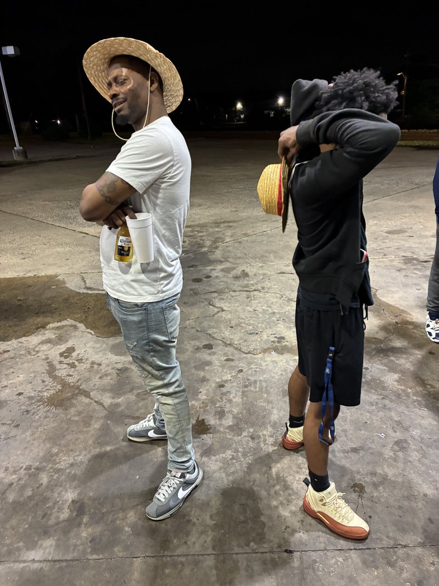 payhernomind's tweet photo. if policia see us niggas together.... no good https://t.co/DCcTlUpc6b
