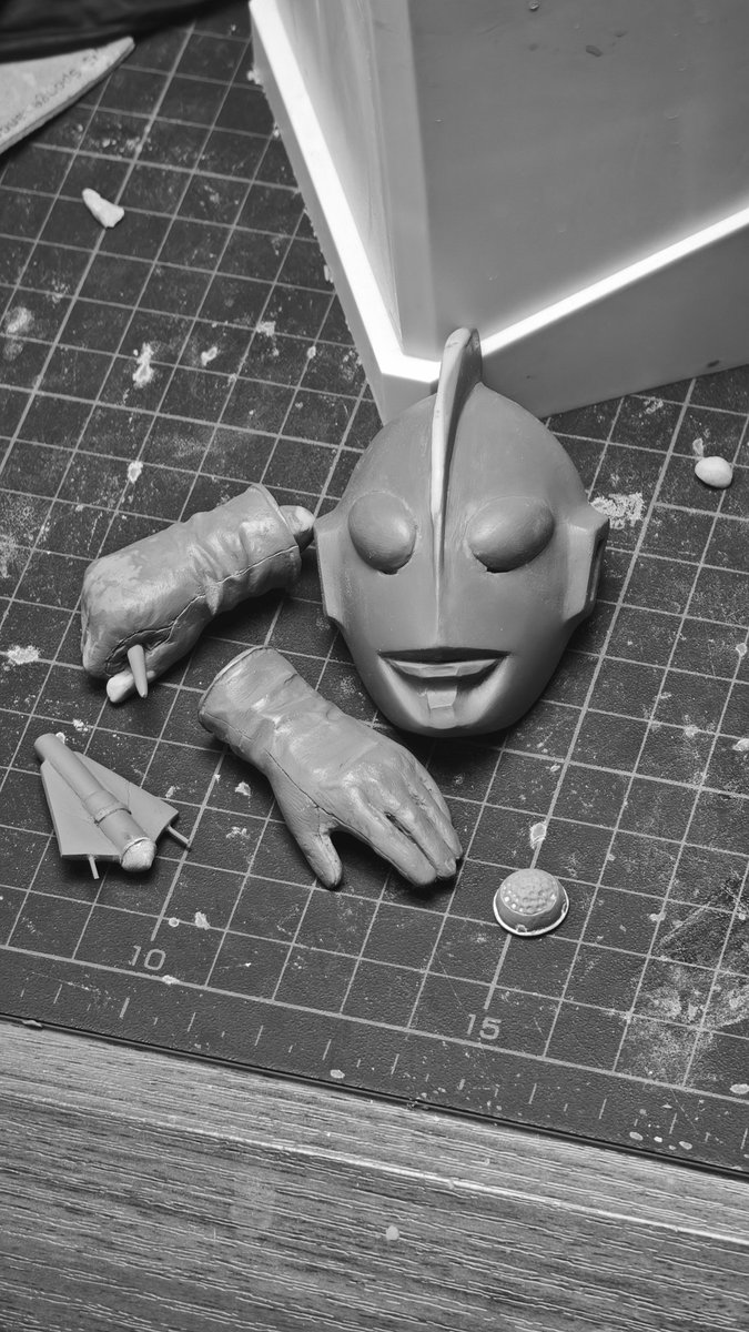 「帰ってきたウルトラマン」原型、ようやく完成間近！
今は表面を丁寧に磨きながら細部調整中です。審査に間に合うよう頑張って仕上げます…🥲
#帰ってきたウルトラマン
