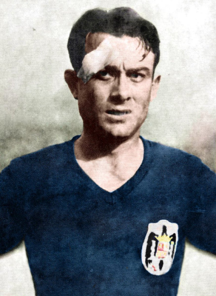 Coloreando🎨
Hoy esta imagen cumple 81 años:
En Riazor, España 4 vs Portugal 2.
Herrerita es sacado a hombros y paseado entre ovaciones, en la prensa: "el partido de Herrerita".
Los españoles, de azul, ante 45.000 espectadores.
Mito y leyenda.
Orgullo, Valor, Garra e Historia.