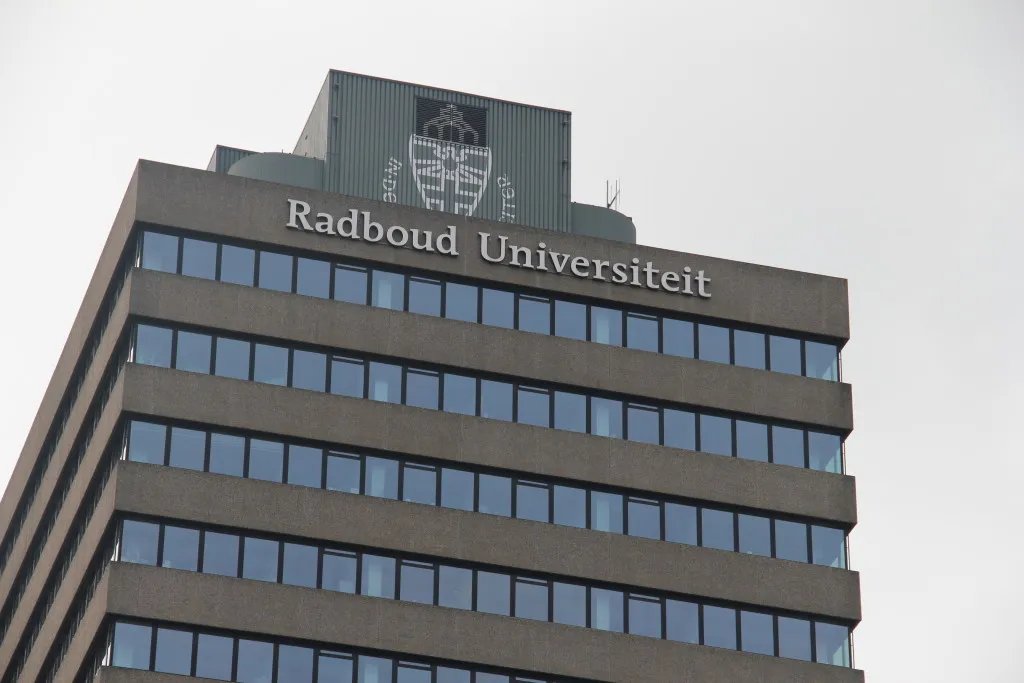 We mogen weer, het gaat weer minder. Afspraak van 10 minuten, maar ik ga niet eerder de deur uit als dat er iets aan de pijn wordt gedaan. Even weer doorbijten.
