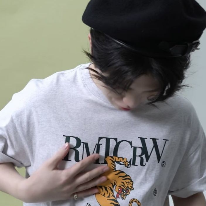 I love woozi pics that are in this angle it's so CUTE