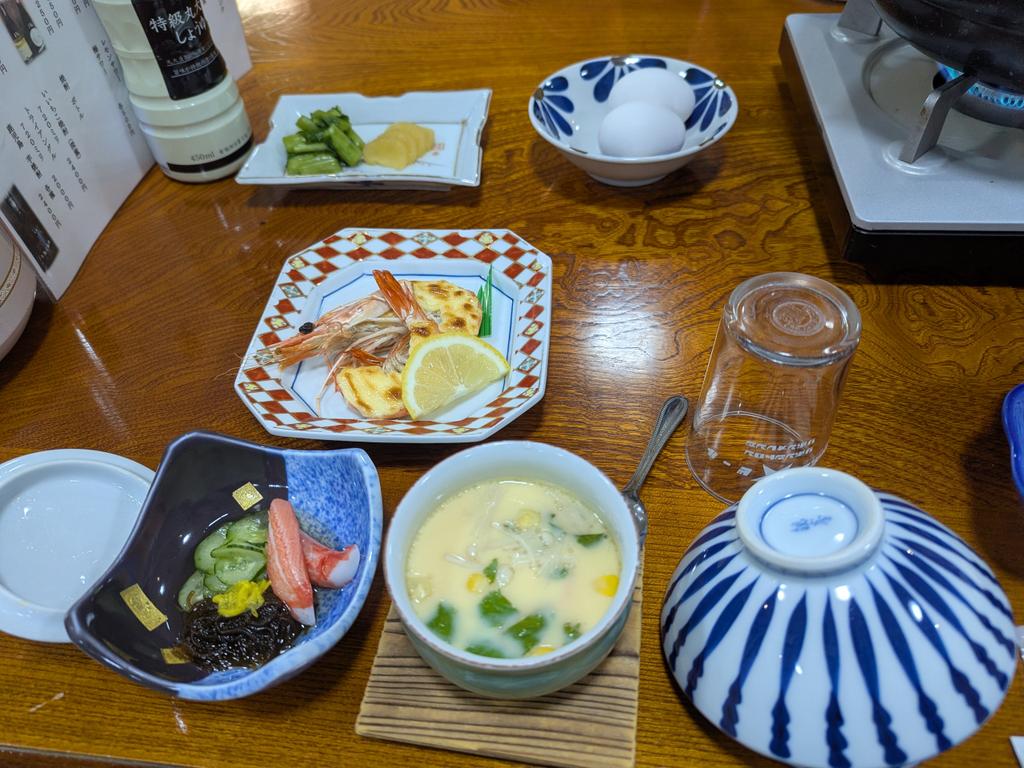 宿泊は諏訪湖のほとりの上諏訪温泉にて。

すき焼きの割り下が甘辛く、天ぷらも揚げたてで美味しくて、鱒のお造りが新鮮で、おまけにお米は新潟のコシヒカリ(ここは長野産じゃないのね…)。つい、おかわりしちゃいました😥