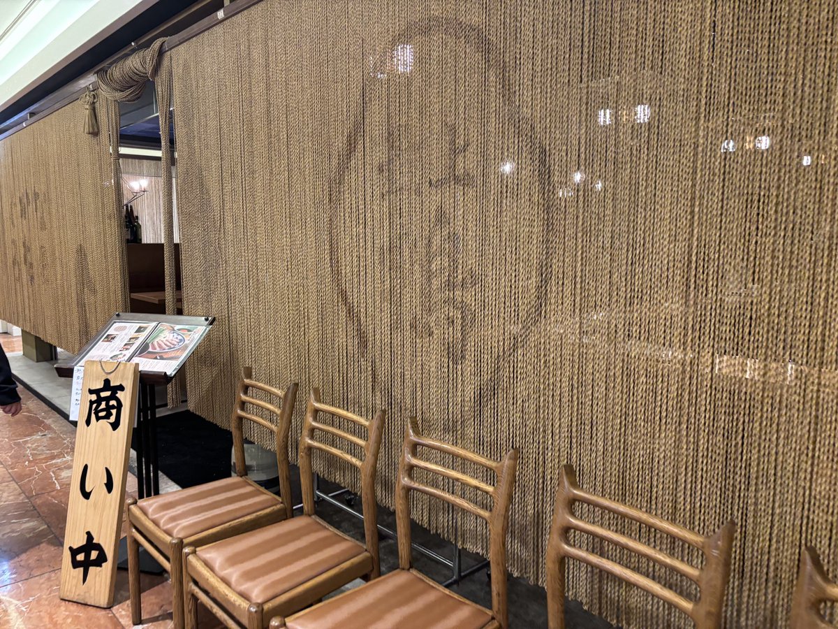 博多駅横「博多 鴨すき 鴨しゃぶ なかもぐろ」。以前、鴨しゃぶ&amp;鴨すき焼きをいただいたんだけど、今回はランチ。親子丼が魅力的で鴨が香るんやもん♪
炭火で炙った、レアもも肉の親子丼‼︎ むね肉ローストともも肉の、炭火香る鴨丼‼︎ 鴨すき焼きも旨かったけど、このどんぶりたちも間違いないな！