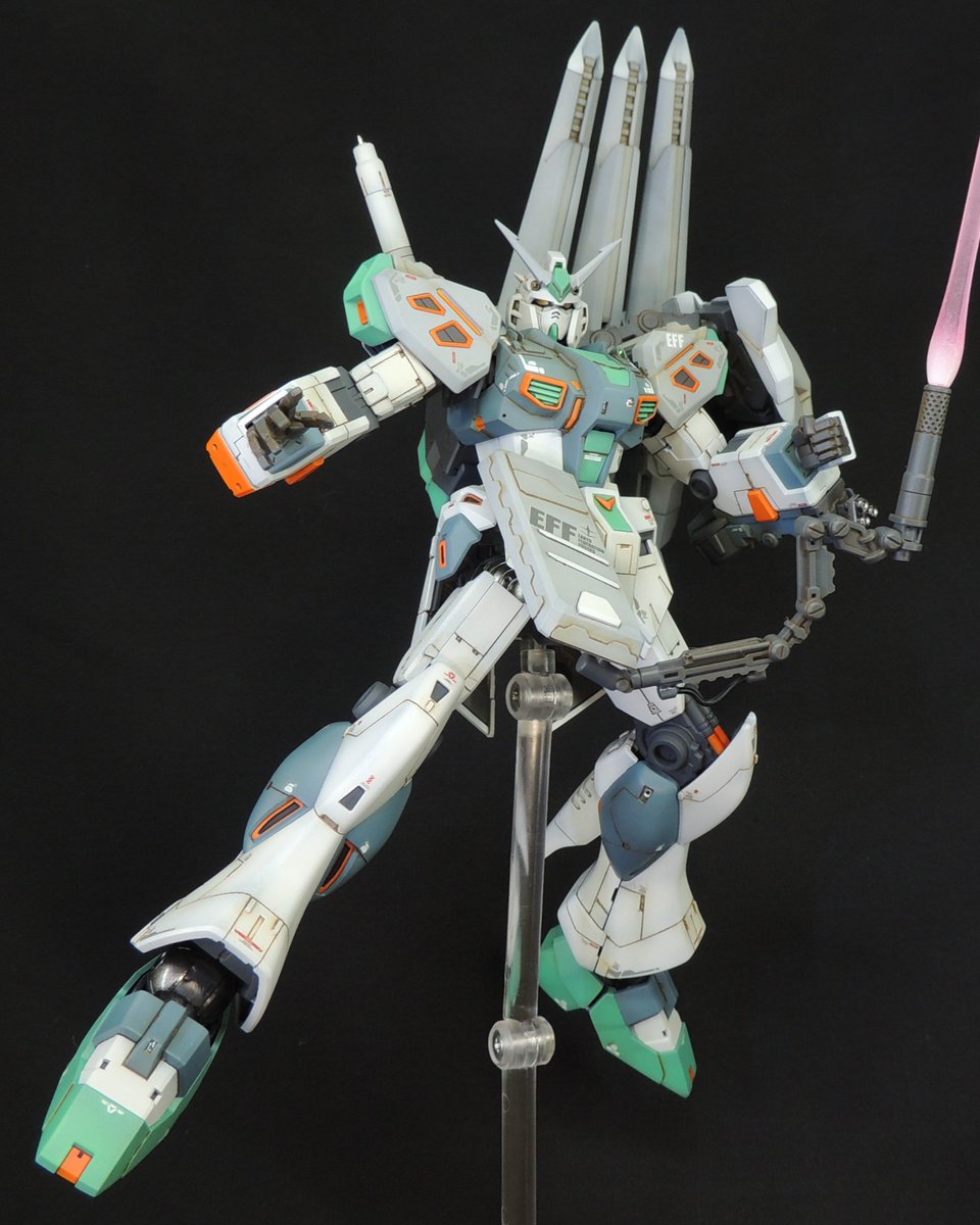 HG1/144 RX-94量産型νガンダム完成。
RG1/144νガンダムのパーツを部分的に移植しました。塗装は全てエアブラシを使用し、細かい部分はマスキングで対応しています。
設定画を参考に、飛び地を整理して好みの色で彩色してみました。
(続きます　↓1/3) 
#アリュゼウス #量産型νガンダム #ガンプラ