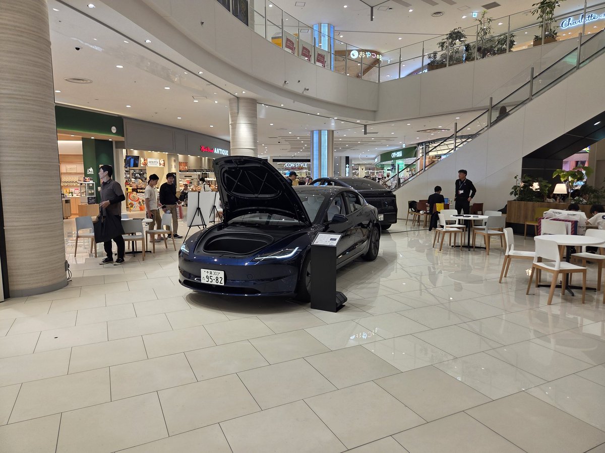 masayan_kazu's tweet photo. イオンモール白山でゴールデンウィークのみのテスラポップアップストア
注目度は高い
#TESLA #テスラ https://t.co/ATf4FXJ3Kt
