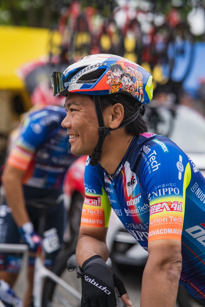 🚲今回新城選手が着用した弱虫ペダルのイラストが入ったヘルメットはこちら！📸

5/8（金）には記念すべき100巻が発売とのこと📚
これはヘルメットとマンガを並べないといけないですね😏

#弱虫ペダル