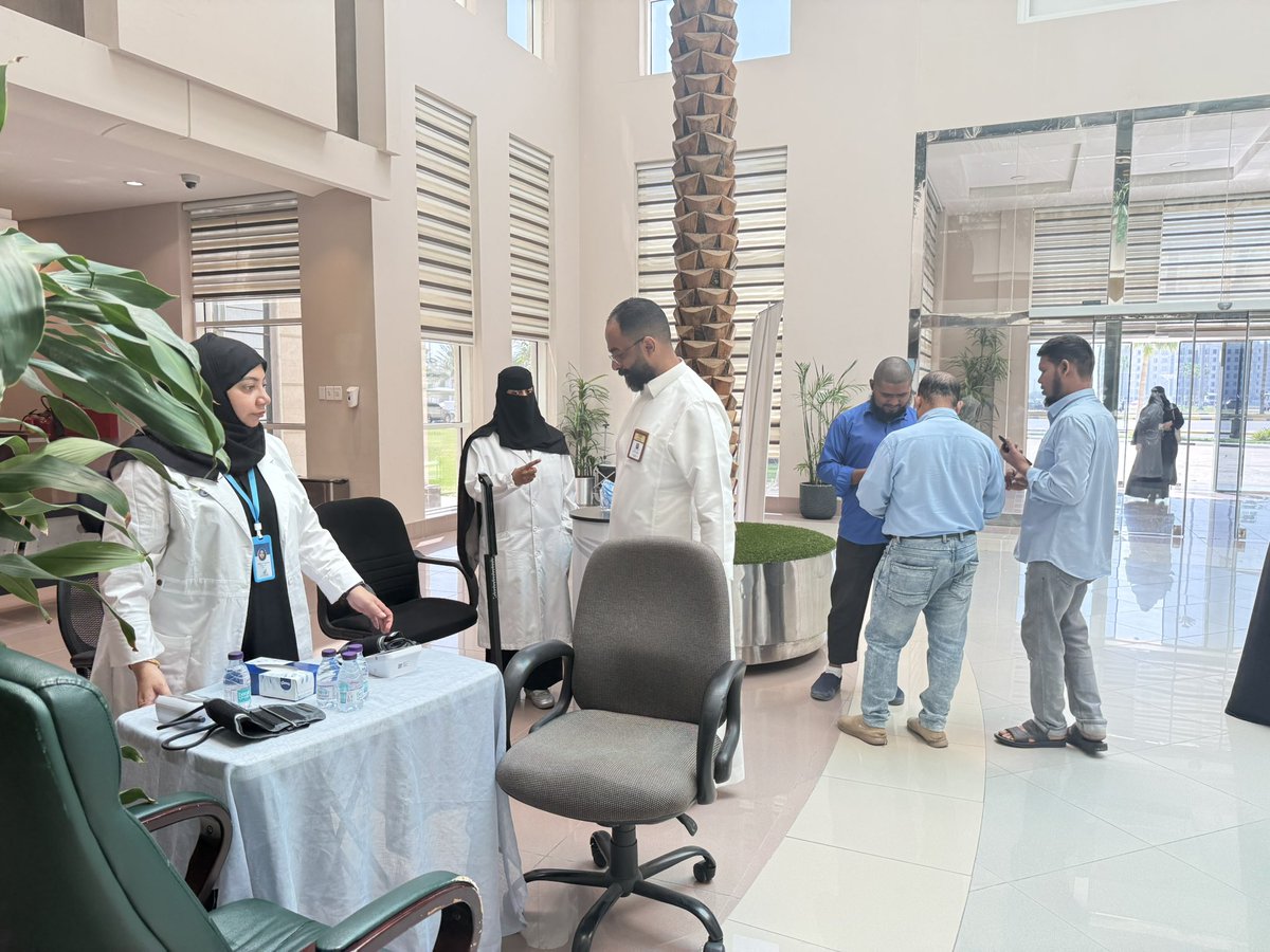 roqykhobar's tweet photo. نظمت جمعية رقي للتنمية الأهلية بالخبر بالتعاون مع الجمعية السعودية للسكر والغدد الصماء وبلدية الخبر حملة الكشف المبكر عن السكر بشعار "اليوم فحص .. والغد صحة"، والتي أقيمت صباح أمس الثلاثاء في بلدية الخبر ..
وشارك في الحملة الصحية المكثفة عدد من المتطوعين والمتطوعات والمختصّين من منسوبي جمعية السكر .. وهدفت الحملة إلى تمكين الموظفين من متابعة مؤشراتهم الصحية من خلال فحوصات ميدانية فورية للضغط والسكر والوزن.