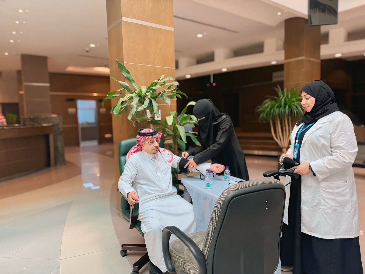 roqykhobar's tweet photo. نظمت جمعية رقي للتنمية الأهلية بالخبر بالتعاون مع الجمعية السعودية للسكر والغدد الصماء وبلدية الخبر حملة الكشف المبكر عن السكر بشعار "اليوم فحص .. والغد صحة"، والتي أقيمت صباح أمس الثلاثاء في بلدية الخبر ..
وشارك في الحملة الصحية المكثفة عدد من المتطوعين والمتطوعات والمختصّين من منسوبي جمعية السكر .. وهدفت الحملة إلى تمكين الموظفين من متابعة مؤشراتهم الصحية من خلال فحوصات ميدانية فورية للضغط والسكر والوزن.