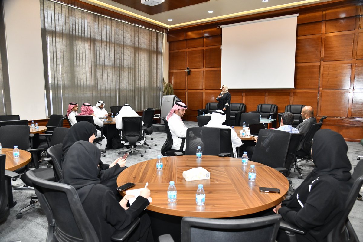 UQU_Development's tweet photo. #عراقة_صرح_وطموح_رؤية_نجدد_الاعتماد 
#عراقة_تلهم_ورؤية_تقود
عقدت عمادة التطوير والجودة بجامعة أم القرى لقاءً تشاوريًا مع الفائزين بجائزة الجامعة للتميز في نسختها الخامسة، وذلك في إطار جهودها لتعزيز ثقافة التميز المؤسسي وتفعيل الاستفادة من التجارب الناجحة داخل البيئة الجامعية. https://t.co/dA5AAmaJom