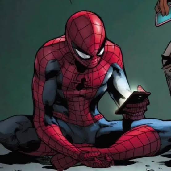 Webbspider_'s tweet photo. ⠀⠀⠀⠀⠀⠀No tiene ni idea de qué hacer, solo está viendo su teléfono. https://t.co/MKWDZVRWxD