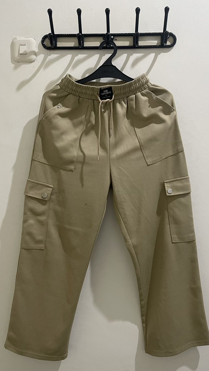 bulanke18's tweet photo. kaos putih uniqlo no minus, kancing hidup 25k ambil di kost

celana cargo minus noda 25k ambil di kost https://t.co/jCYlURg5cE