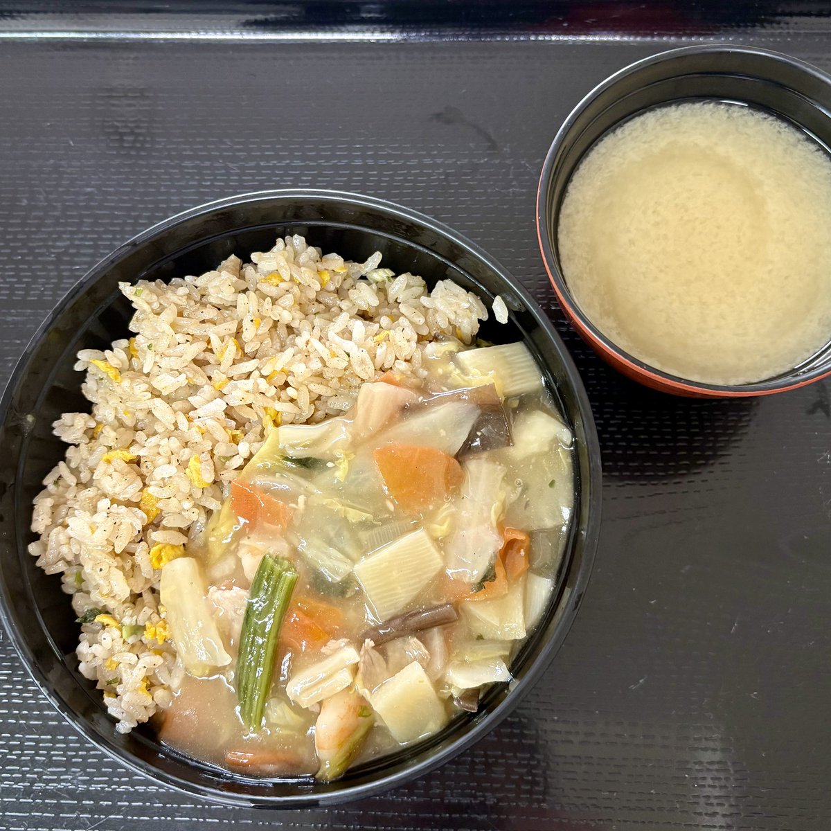 ぬゎにぃ⁉️チャーハンが余っているぅ⁉️
仕方がない私が食べてあげよう。
あんかけになってますな…てゆーか、結構大盛りじゃね( ꒪Д꒪)