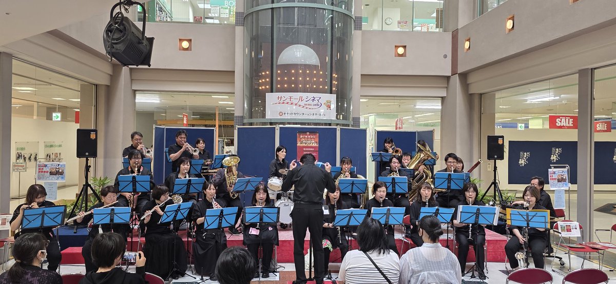 Manami_ModuloX's tweet photo. 仕事が暇過ぎて
昼で上がれたので
聴きに行って来た🎶w
やっぱ吹奏楽🎺
いぃなぁ~・・・
いつか復帰📯したぃ...
#旭市
#旭サンモール
#銚子吹奏楽団🎺
#BWPS🎺 https://t.co/zharOpJGtG