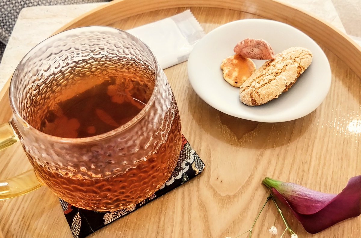 くっそくそ忙しい時にことりっぷ見て勢いで予約した美しいお花の足湯。お湯を足す時に青→紫に色が変わって楽しい。ほかほかになりました。