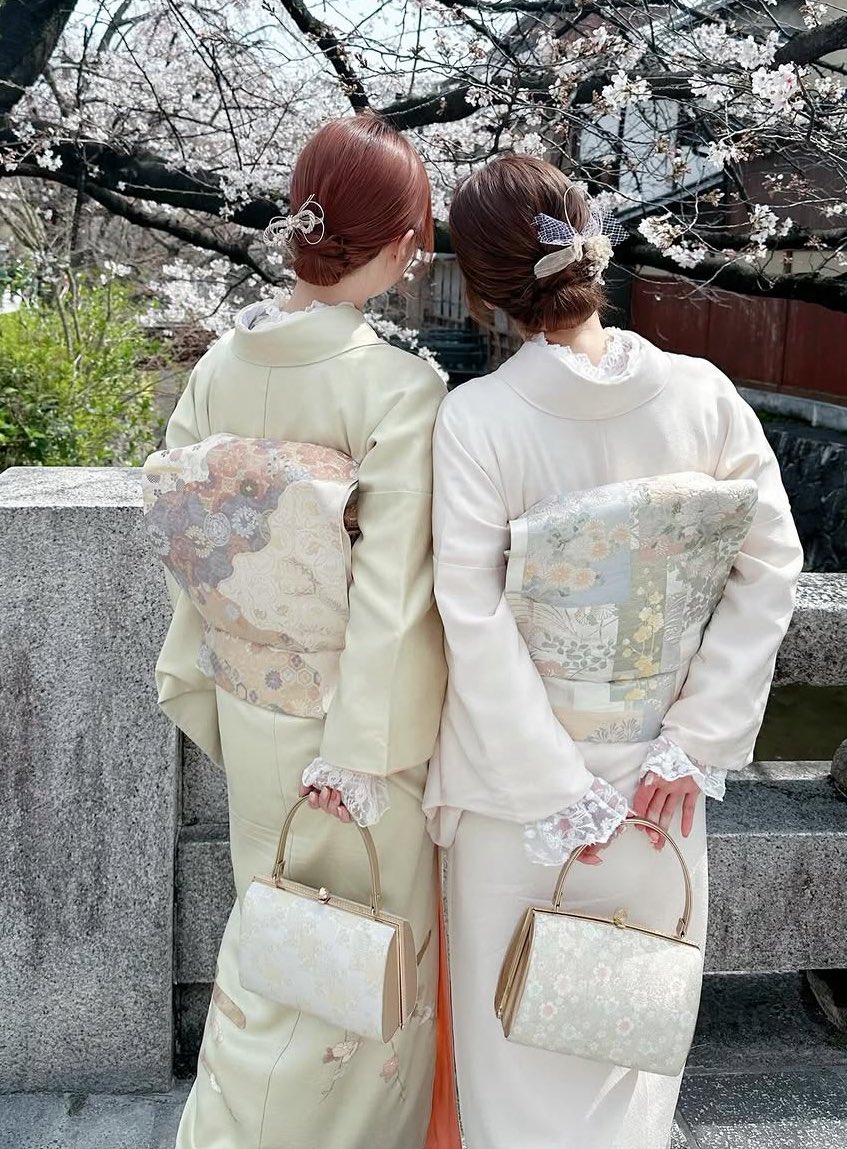 singmeon's tweet photo. 제가 일본웅니들이...인생샷찍는 
기모노샵 궁금해서 열심히 뒤져서
찾아왔어요...기모노 퀄리티가 다름..
정보는 요기 다 써놨는데 확실히 
일반관광객타겟보다
금액대비 기모노도 너무 이쁨..
https://t.co/G0pNzdwMlD https://t.co/8evgKLCrn9