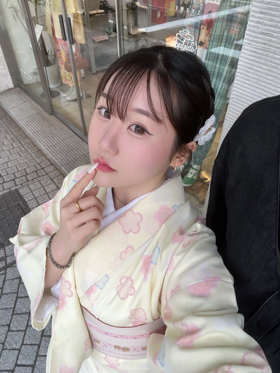 singmeon's tweet photo. 제가 일본웅니들이...인생샷찍는 
기모노샵 궁금해서 열심히 뒤져서
찾아왔어요...기모노 퀄리티가 다름..
정보는 요기 다 써놨는데 확실히 
일반관광객타겟보다
금액대비 기모노도 너무 이쁨..
https://t.co/G0pNzdwMlD https://t.co/8evgKLCrn9