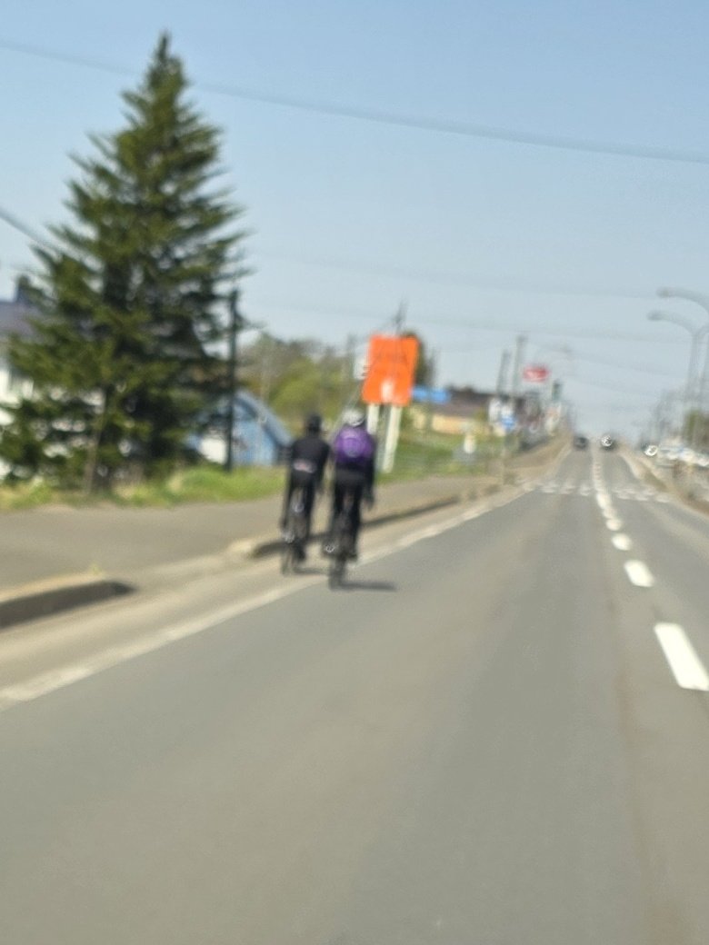 anaanap33's tweet photo. ずーっと併走してるロードバイク二人組。
こんなことするから“チャリンカス”と呼ばれるのだ。
スポーツバイク愛好家としては非常に腹立たしい。
#道交法違反
#自転車併走
#チャリンカス
#チャリンカス https://t.co/PLDojKknh3