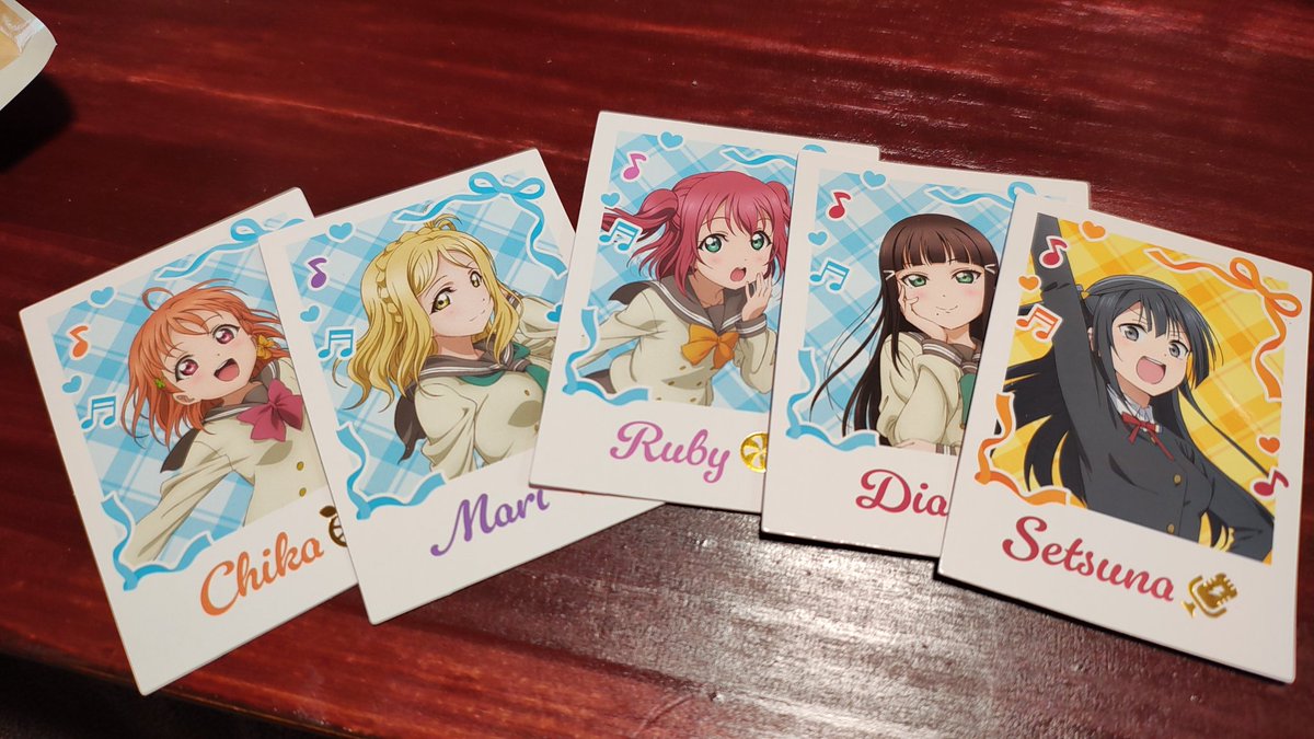 ダイソーにフォトカードなんてものが売ってあった！
推し出なかったけど折れが気になるから全部コレクションにします〜
