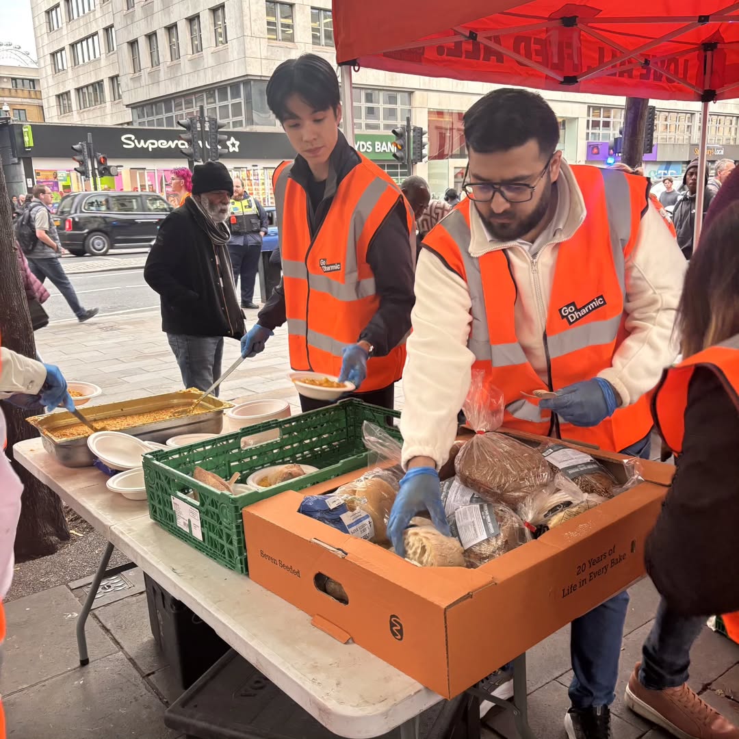 GoDharmic's tweet photo. A special day in London for sharing love and food with people in need as beloved spiritual leader Sister Jayanti of the @BrahmaKumaris joined @HanumanDassGD and Go Dharmic volunteers to serve food. https://t.co/QmIU27yMWR