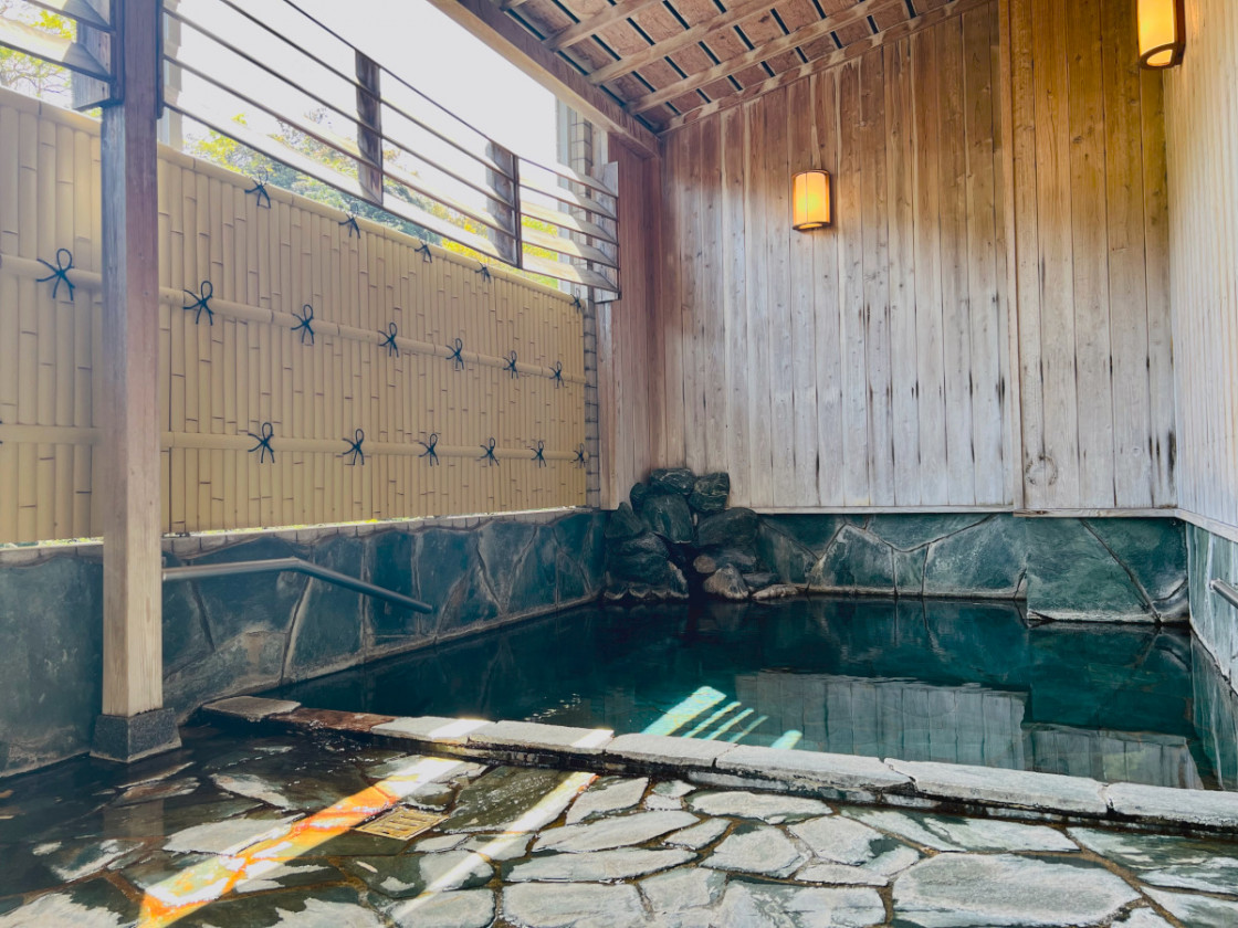 iso6489's tweet photo. 西湘PAから真鶴ブルーラインに入ったが去年は現金のみだったのがETCgoが使えるようになってた
手続きした覚えはないが通れたのでヨシ
ETCカードに紐づくクレカが対応してるのかな？
そして本日のお宿
伊東園ホテルの湯河原 ホテル四季彩
画像1、2枚目はWebから
早速温泉入ってビールなう https://t.co/jHxfh9X5qv