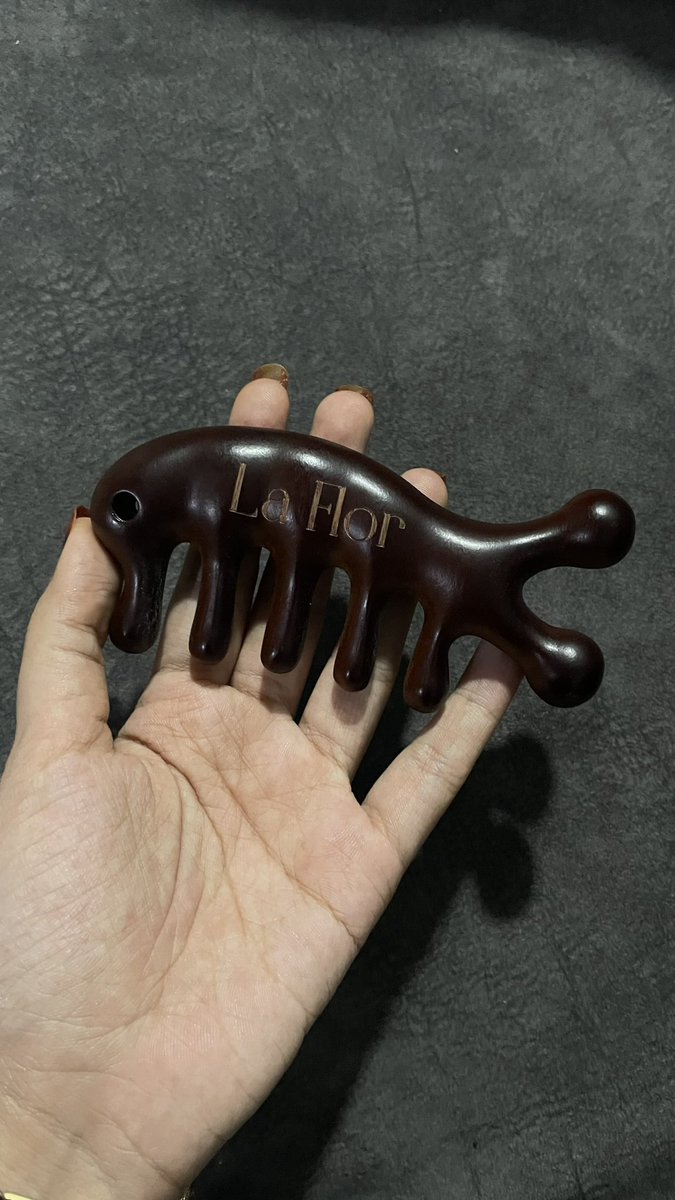 animdavila's tweet photo. Korang tahu tak scalp oil ni penting untuk scalp sihat and rambut shinyyyyy? Korang boleh pakai 15 minutes before basuh rambut. Trust me nanti scalp korang moist je and boleh kurangkan dandruff!!✨ https://t.co/OitSDpnsKV