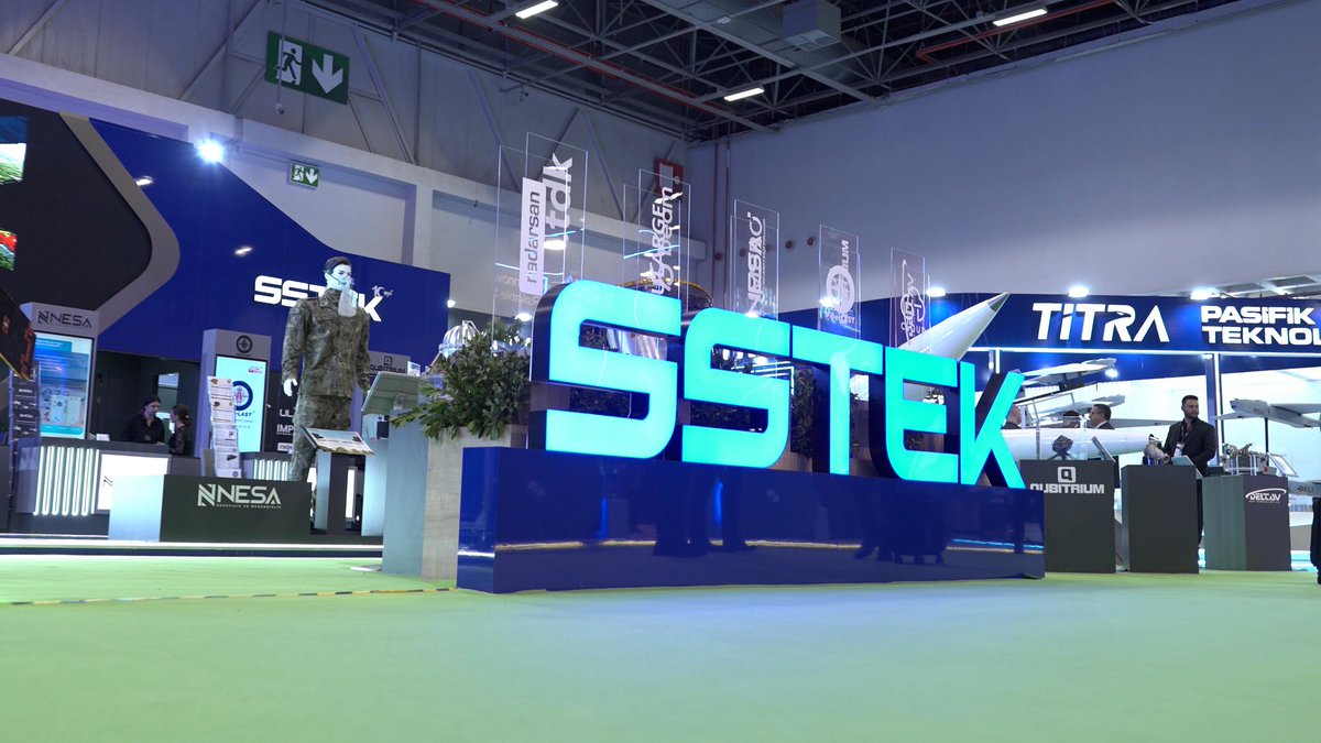 SSTEKResmi's tweet photo. SSTEK olarak SAHA EXPO 2026’nun ilk gününü; güçlü iş birlikleri, değerli buluşmalar ve savunma sanayiimizin geleceğine dair ortak vizyonlarla geride bıraktık.

Yerli ve millî teknolojiler için aynı hedefe inanan insanlarla bir arada olmak, geleceğe duyduğumuz güveni daha da güçlendiriyor.

SAHA EXPO’dan ilk gün kareleri. 🇹🇷

#SAHAEXPO #SSTEK #SavunmaSanayii #MilliTeknolojiHamlesi