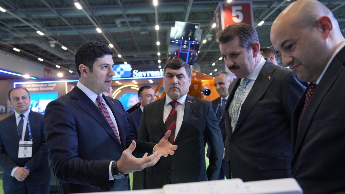 SSTEKResmi's tweet photo. SSTEK olarak SAHA EXPO 2026’nun ilk gününü; güçlü iş birlikleri, değerli buluşmalar ve savunma sanayiimizin geleceğine dair ortak vizyonlarla geride bıraktık.

Yerli ve millî teknolojiler için aynı hedefe inanan insanlarla bir arada olmak, geleceğe duyduğumuz güveni daha da güçlendiriyor.

SAHA EXPO’dan ilk gün kareleri. 🇹🇷

#SAHAEXPO #SSTEK #SavunmaSanayii #MilliTeknolojiHamlesi