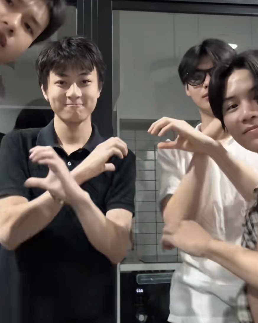 Kuromi tulungan mo ang theewave na mabuo ang kanilang heart