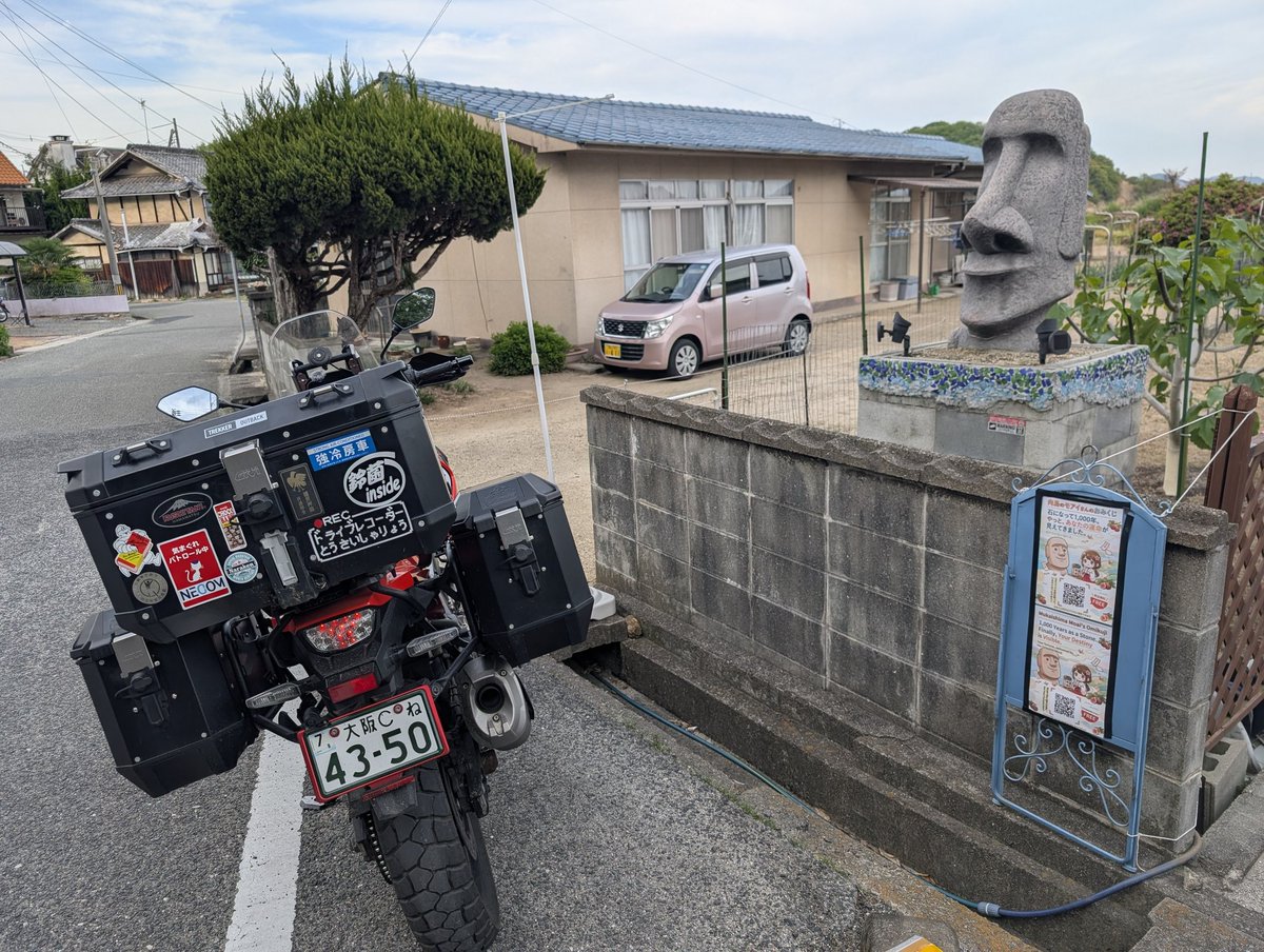 モアイです。 畑の中に謎モアイいて草