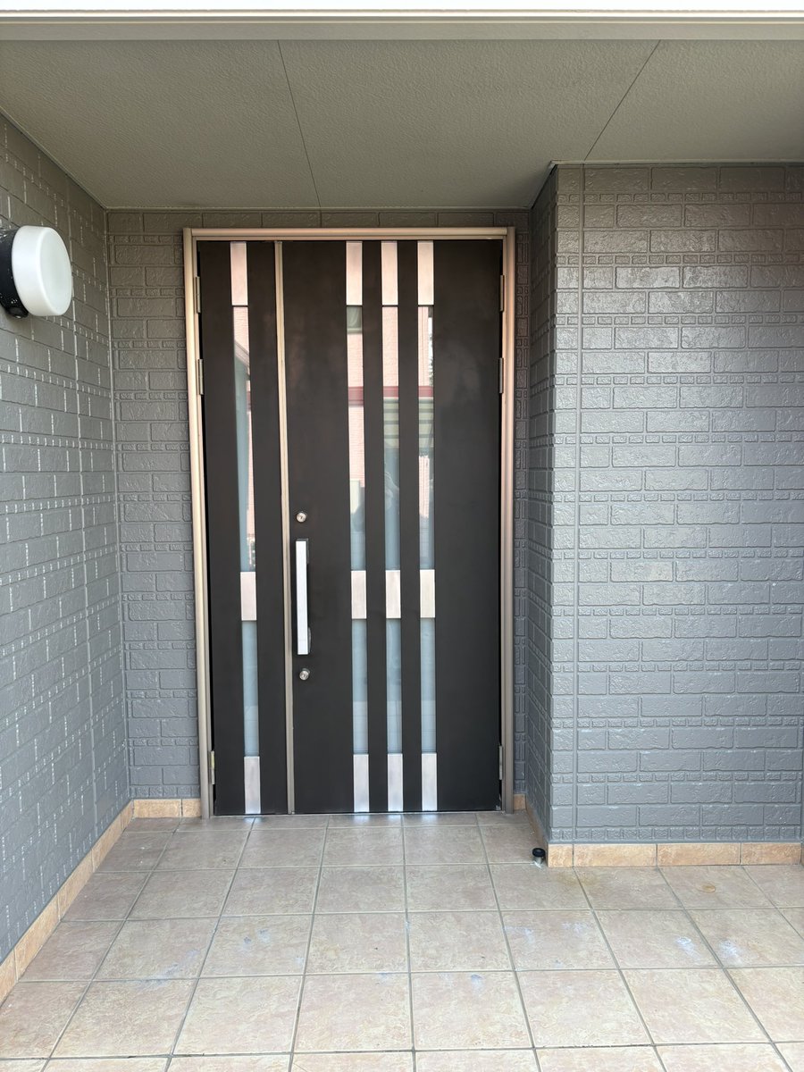 DIY（どうなってもいいからやってみよう）の精神で、1枚目の状態から塗装剥がしてサフ塗って研いで上塗りしてって感じで、玄関ドアの塗装してみたんやけど、なんとか観れるぐらいにはなったと思う。
#DIY   #船員の休日
