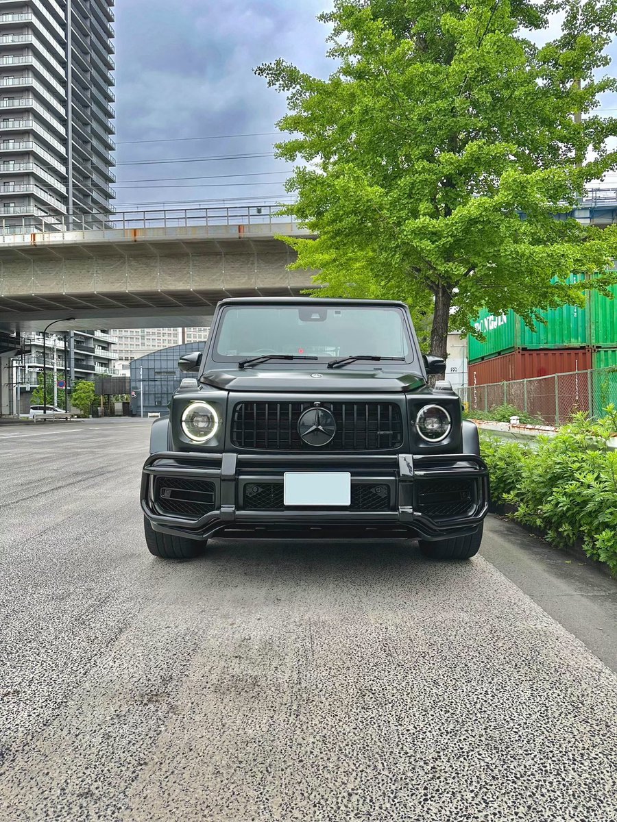 chitamaru4's tweet photo. Mercedes AMG G63 manufaktur

毎日の足車としてここ数ヶ月お気に入りの車。
所謂、中期？っていうのかな？
Gクラスは一体何台目だ？って位、乗ってる気がする。
乗っててとにかく楽。
右Hなのも最高にいい。楽。
燃費は極悪だけど、タンクがデカいからそこまで給油しなくていい。
自分的に燃費がいい←ココ重要‼︎
そして、毎日使うからカスタムはとりあえず最小限。

・サイドステップブラックラッピング
・マフラーブラックアウト
・ローダウン
・スペーサー
・ブラッシュガード
・GLIDE フロントカーボンリップ
・エンブレム　純正ブラックに変更
・純正21インチ→純正22インチ化
・キャリパーグリーンペイント

パッと見、ノーマルにしか見えないけど意外と手を入れてます。
ノーマルが横に並ぶと全然違う。
でも、ノーマルで乗ってる人はどうでもいい違いだろうけど😂

1番気に入ってるのはキャリパーペイント。
内装のグリーンレザーに合わせたカスタム。
G63でグリーンの内装は見た事ない‼︎
普通に乗ってる人居るだろうけどw 

私の生息エリアでは1日に何十台も同型を見るけど、細かい所の違いで勝手に優越感浸ってますw