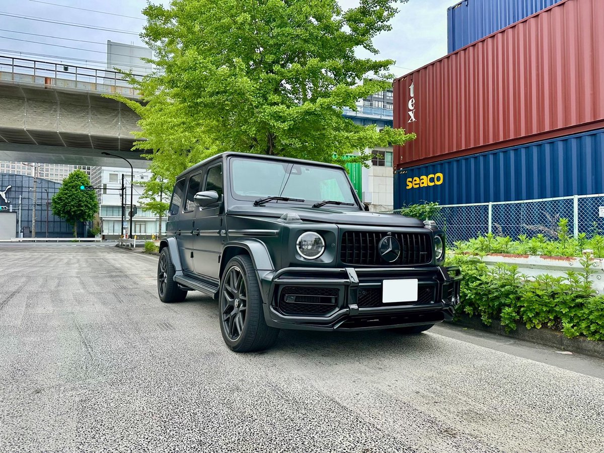 chitamaru4's tweet photo. Mercedes AMG G63 manufaktur

毎日の足車としてここ数ヶ月お気に入りの車。
所謂、中期？っていうのかな？
Gクラスは一体何台目だ？って位、乗ってる気がする。
乗っててとにかく楽。
右Hなのも最高にいい。楽。
燃費は極悪だけど、タンクがデカいからそこまで給油しなくていい。
自分的に燃費がいい←ココ重要‼︎
そして、毎日使うからカスタムはとりあえず最小限。

・サイドステップブラックラッピング
・マフラーブラックアウト
・ローダウン
・スペーサー
・ブラッシュガード
・GLIDE フロントカーボンリップ
・エンブレム　純正ブラックに変更
・純正21インチ→純正22インチ化
・キャリパーグリーンペイント

パッと見、ノーマルにしか見えないけど意外と手を入れてます。
ノーマルが横に並ぶと全然違う。
でも、ノーマルで乗ってる人はどうでもいい違いだろうけど😂

1番気に入ってるのはキャリパーペイント。
内装のグリーンレザーに合わせたカスタム。
G63でグリーンの内装は見た事ない‼︎
普通に乗ってる人居るだろうけどw 

私の生息エリアでは1日に何十台も同型を見るけど、細かい所の違いで勝手に優越感浸ってますw