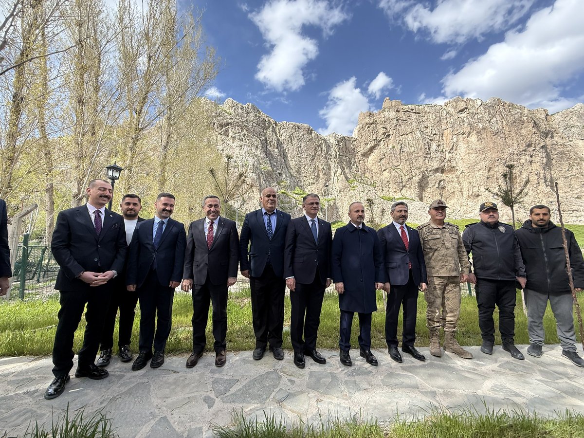 akgenclikvann's tweet photo. İlimizde çeşitli programlara katılım sağlayan İçişleri Bakan Yardımcımız Sn. Bülent Turan ve Çalışma ve Sosyal Güvenlik Bakan Yardımcımız Sn. Ahmet Aydın; Valimiz Sn. Ozan Balcı, İl Başkanımız Sn. Abdulahat Arvas, Gençlik Kolları İl Başkanımız Sn. Burak Gültepe ve kıymetli protokolümüzün katılımlarıyla Eski Van şehrinde incelemelerde bulunarak tarihi Horhor Camii’nde ziyaret gerçekleştirdiler.

Kadim medeniyetimizin izlerini taşıyan bu anlamlı mekânda yapılan incelemelerin ardından Sayın Bakan Yardımcılarımızı uğurladık.

Şehrimize teşrifleri ve kıymetli katkıları için kendilerine teşekkür ediyor, çalışmalarında başarılar diliyoruz.

@turanbulent @AhmetAYDIN_02 @avyusufibis @osmannazlier @SamedTercan @gultepeburak @ArvasAbdulahat @AK_PartiVan