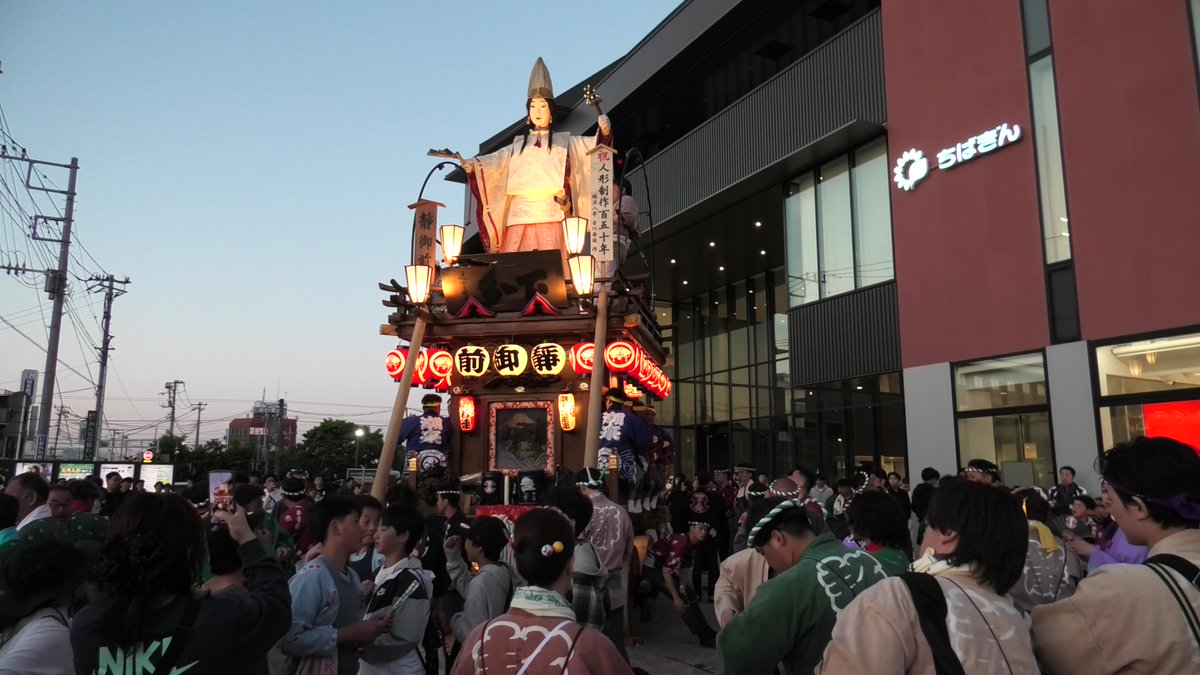 fwnt1553's tweet photo. 今回の下分の屋臺の飾り付けについて静御前に目が行きがちですが、他にも人形名の看板・天幕・提灯等を八町目から借りています。町内名の提灯は、いつもの「下分區」から「下分町」になっています。
#下分区　#八町目　#佐原の大祭　#潮来祇園祭禮 https://t.co/MMkk9JaXu0