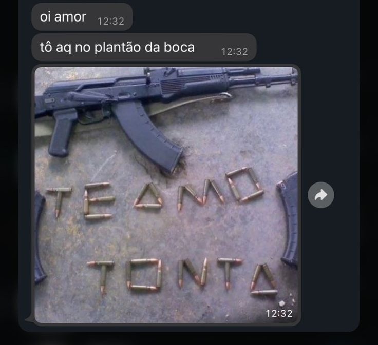 A Bea mandando mensagem pra mimi enquanto a Renata n libera