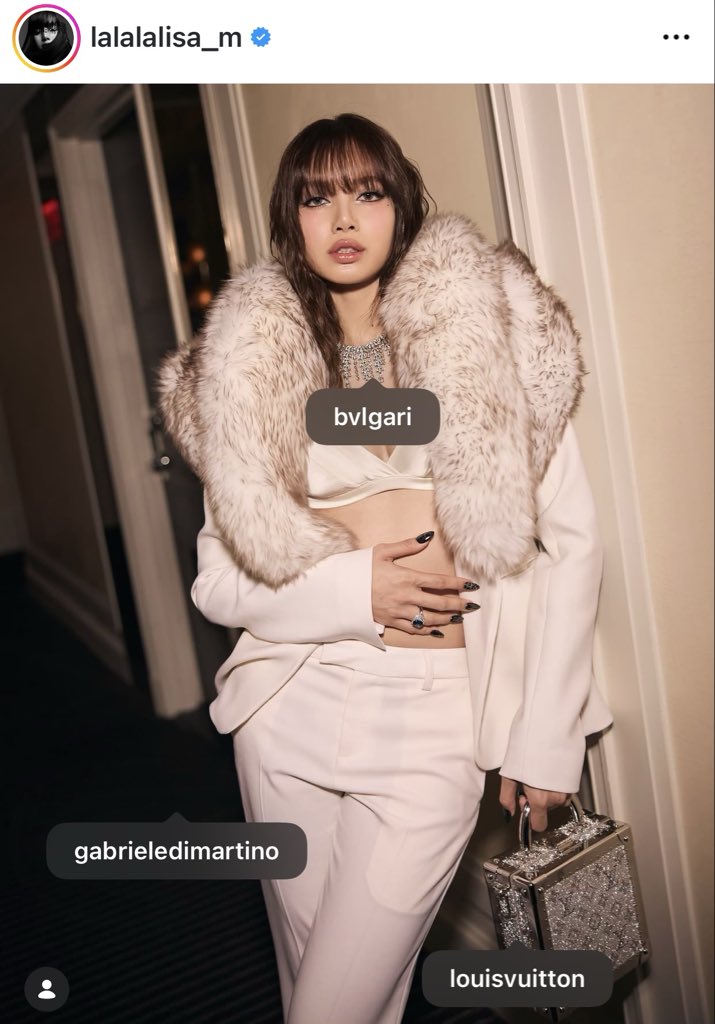 ลิซ่าไม่แท็กแบรนด์อะไรเลยนอกจาก LV กับ Bvlgari เพราะว่า no free promo ค่ะ😂