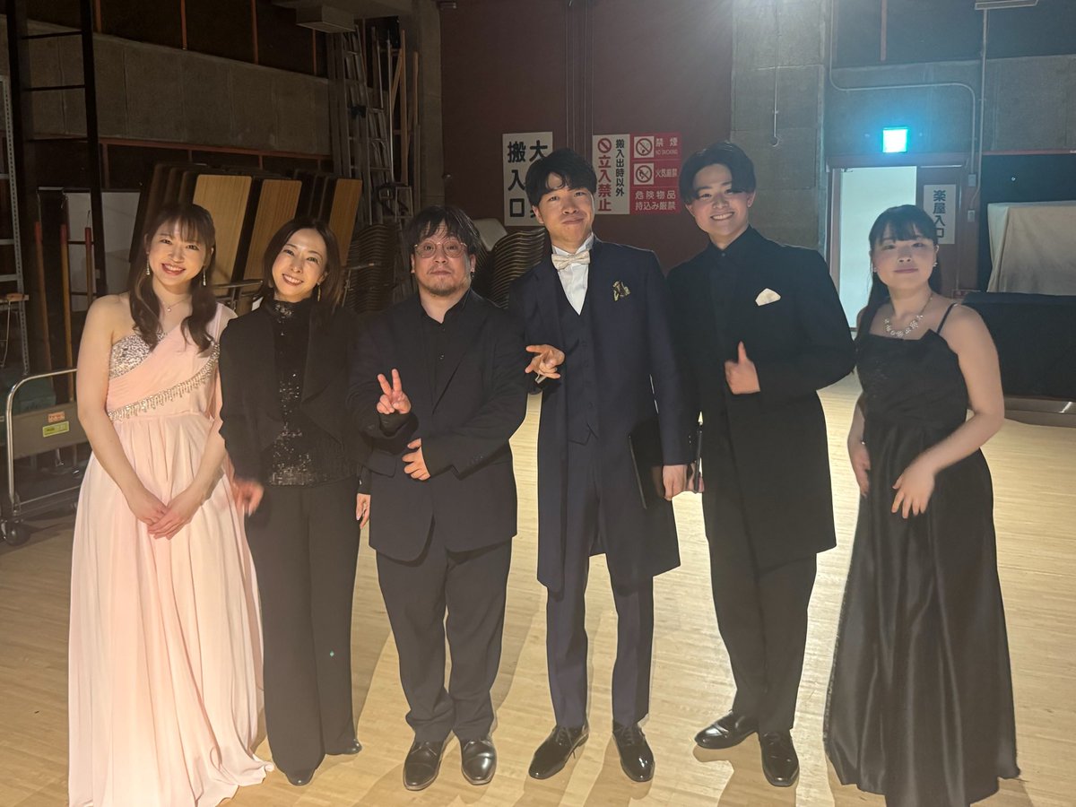 Takasu_Basshi's tweet photo. 札幌チェンバークワイア・VOCiS ANiMAESの皆さんと札幌でご一緒しました！

合同ステージは三善晃「生きる」を振りました。
カンタートの熱さめぬ中早速三善作品にまた取り組めて有り難いです

北海道の皆さん、とにかくサウンドが素晴らしく、まさに魂で歌って下さることに心動かされました。 https://t.co/RkcO10mEIo